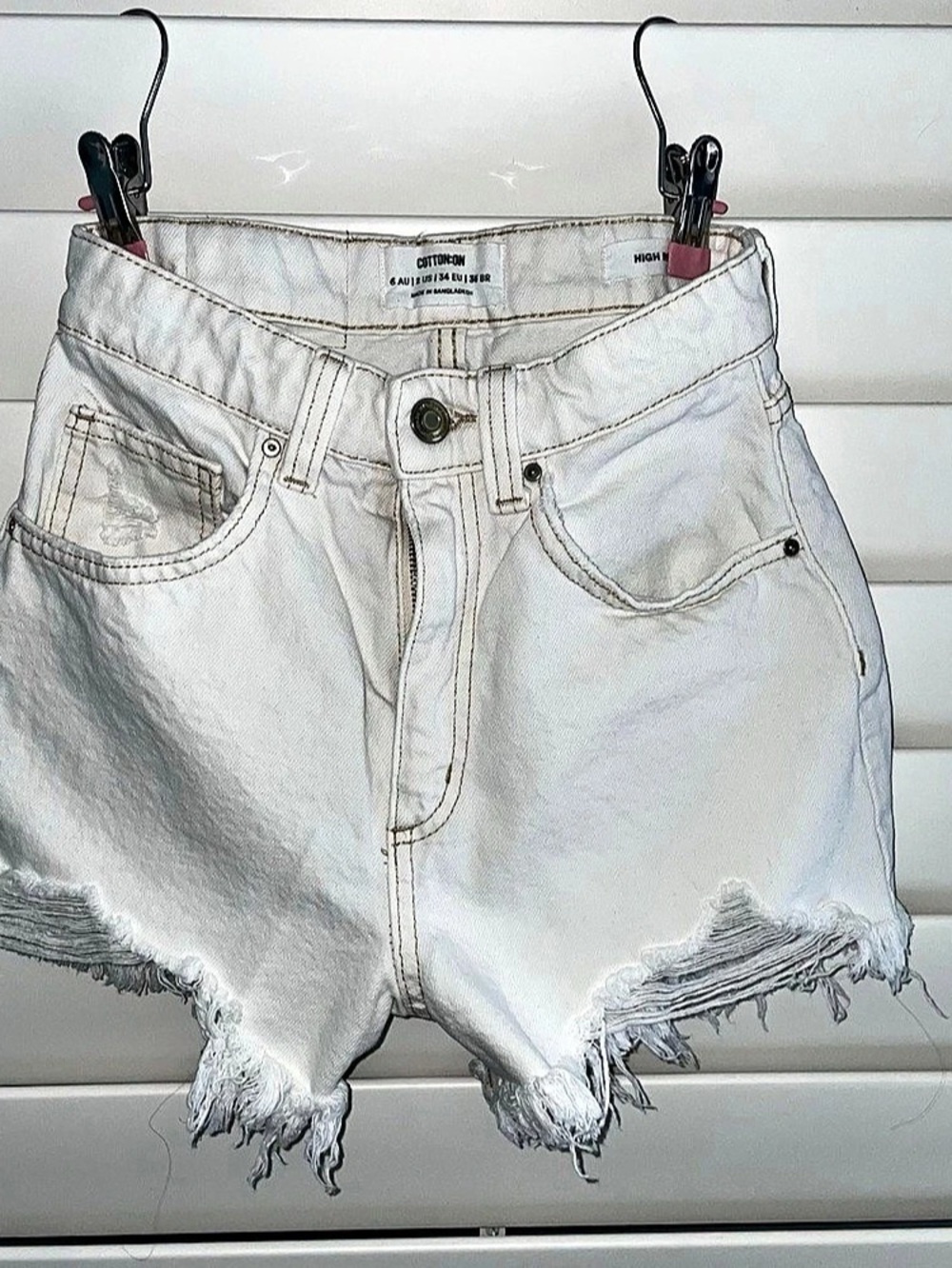 Cotton On High Rise Mom Distressed Jean Shorts in White Size 6